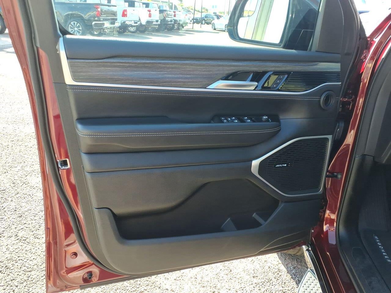 2024 Jeep Wagoneer L Series II - Photo 23