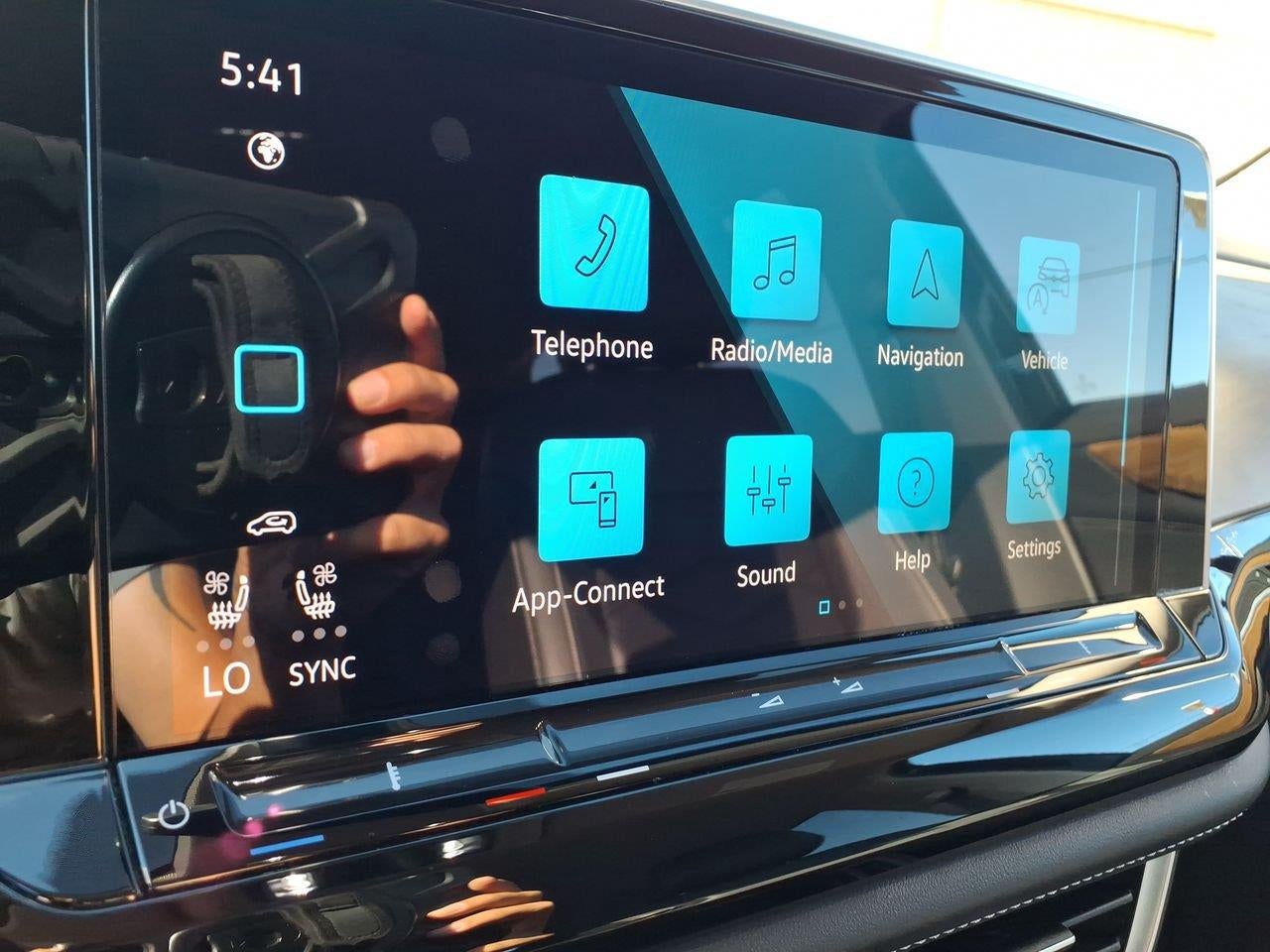 2025 Volkswagen Atlas 2.0T SE w/Technology